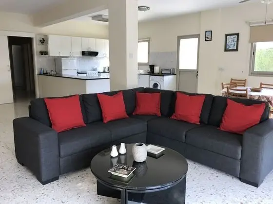 https://i.travelapi.com/lodging/14000000/13580000/13572400/13572304/65c76931.jpg