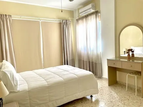 https://i.travelapi.com/lodging/14000000/13580000/13572400/13572304/888abb29.jpg