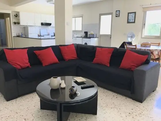 https://i.travelapi.com/lodging/14000000/13580000/13572400/13572304/8cc2bf93.jpg
