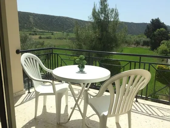 https://i.travelapi.com/lodging/14000000/13580000/13572400/13572304/eae4261d.jpg