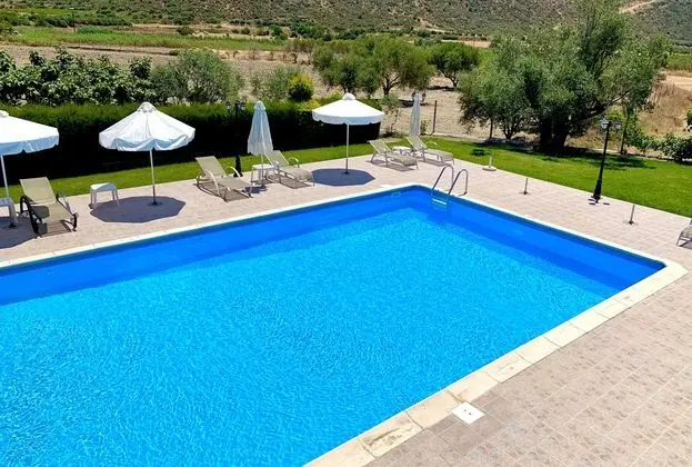 https://i.travelapi.com/lodging/14000000/13580000/13572400/13572304/f7c3c660.jpg