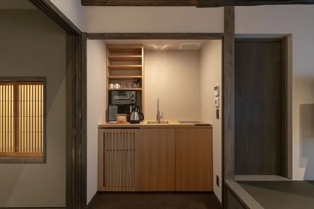 Traditional Ev, Sigara İçilmez (Private Vacation, Hinaya Ichi)