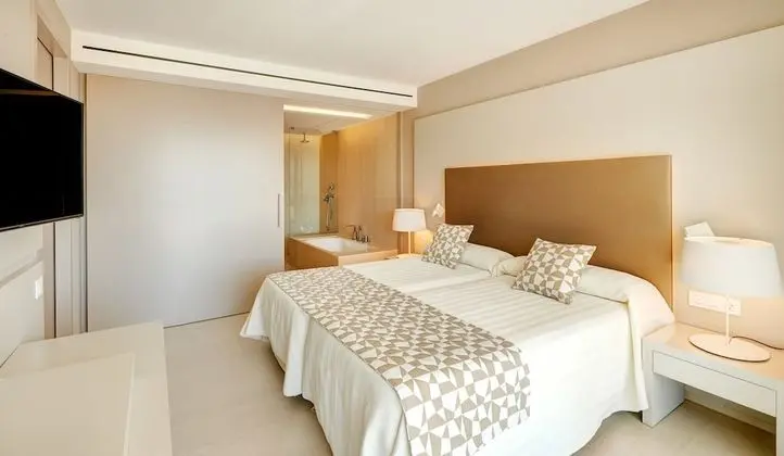 Tek Büyük Yataklı Oda, Balkon, Havuz Manzaralı
