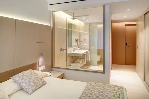 Tek Büyük Yataklı Oda, Balkon, Havuz Manzaralı