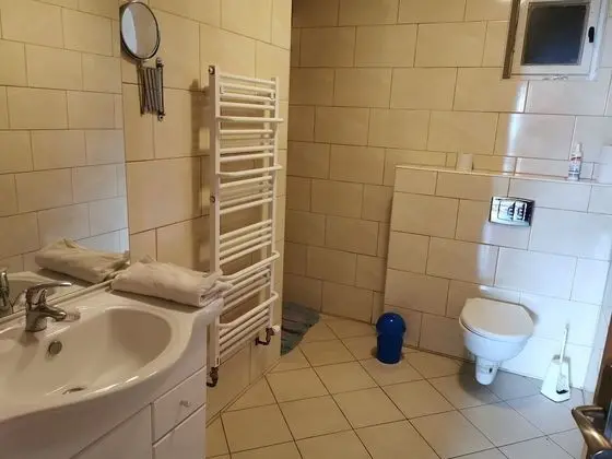 Tek Büyük Yataklı Oda, Ortak Banyo