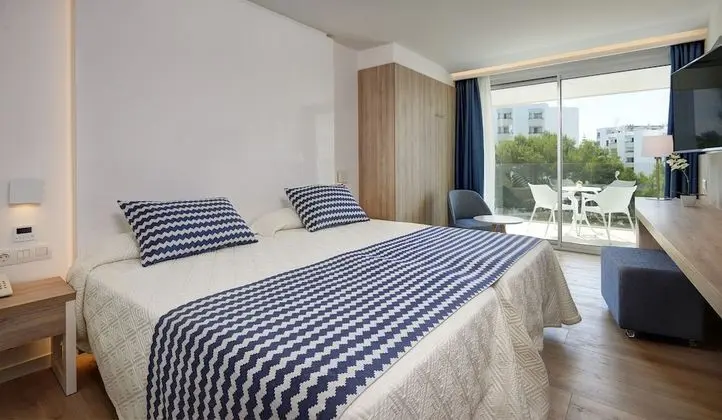 Tek Büyük Yataklı Oda, Balkon, Havuz Manzaralı