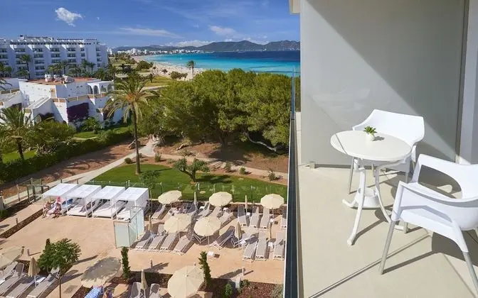 Tek Büyük Yataklı Oda, Balkon, Havuz Manzaralı