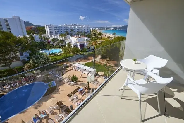 Tek Büyük Yataklı Oda, Balkon, Havuz Manzaralı