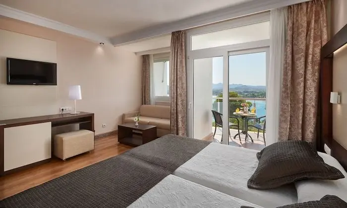 Tek Büyük Yataklı Oda, Deniz Manzaralı (Pool View 2 adults + 1 child)