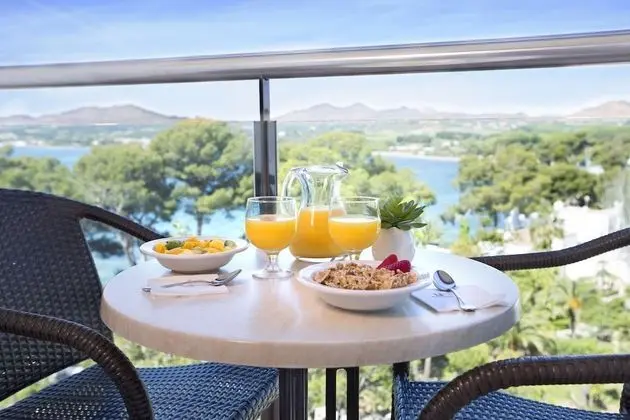Tek Büyük Yataklı Oda, Deniz Manzaralı (Pool View 2 adults + 1 child)