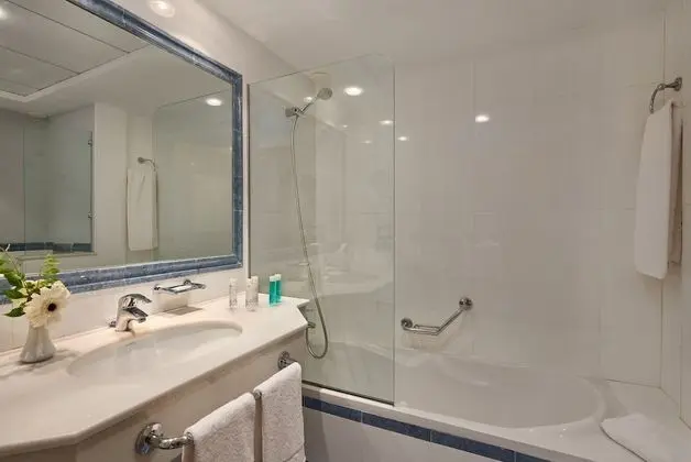 Tek Büyük Yataklı Oda, Deniz Manzaralı (Pool View 2 adults + 1 child)