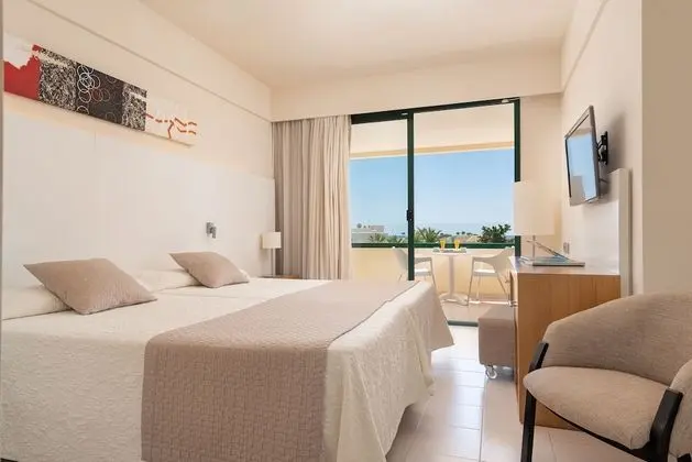 Tek Büyük Yataklı Oda, Balkon, Havuz Manzaralı