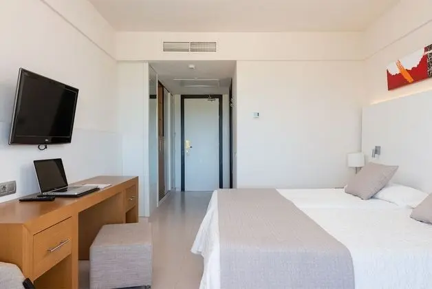 Tek Büyük Yataklı Oda, Balkon, Havuz Manzaralı