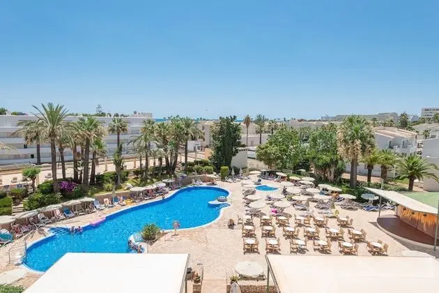 Tek Büyük Yataklı Oda, Balkon, Havuz Manzaralı