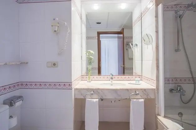 Standard Büyük Yataklı Tek Kişilik Oda, 1 Tek Kişilik Yatak, Havuz Manzaralı