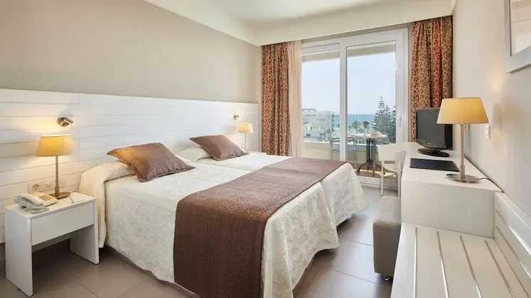Standard Tek Büyük Yataklı Oda, Havuz Manzaralı (3 adults)