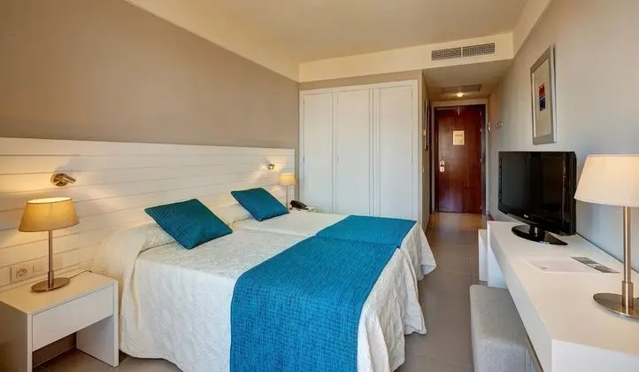 Standard Tek Büyük Yataklı Oda, Havuz Manzaralı (3 adults)