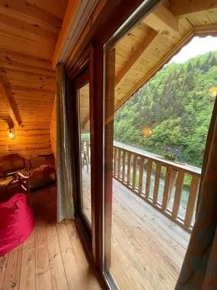 Bungalow, Dere ve Orman Manzaralı, Jakuzili ve Balkonlu