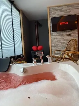 Suite, Dere ve Orman Manzaralı, Şömineli ve Jakuzili
