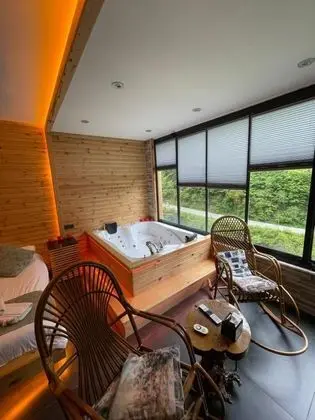 Suite, Dere ve Orman Manzaralı, Şömineli ve Jakuzili