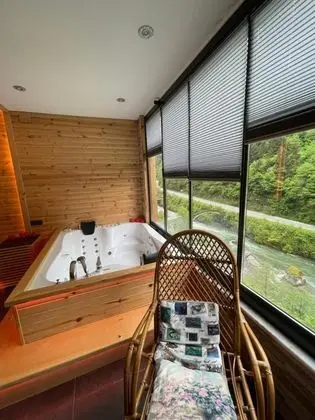 Suite, Dere ve Orman Manzaralı, Şömineli ve Jakuzili