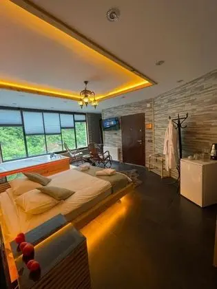 Suite, Dere ve Orman Manzaralı, Şömineli ve Jakuzili