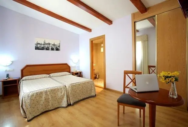 Büyük Yataklı Tek Kişilik Oda