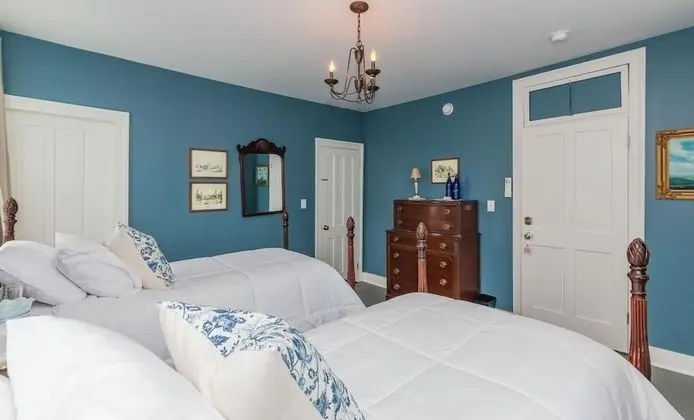 Oda (Earl's - detached bathroom)