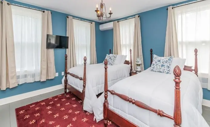 Oda (Earl's - detached bathroom)