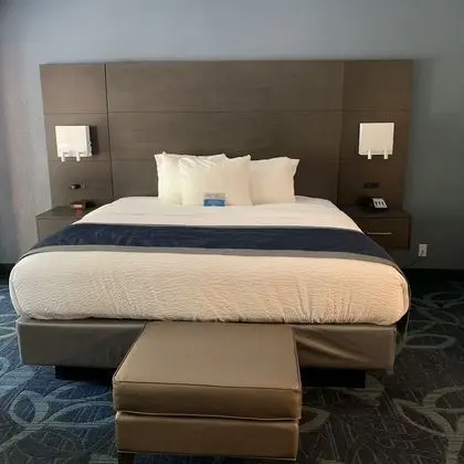 1 King Bed with Balcony