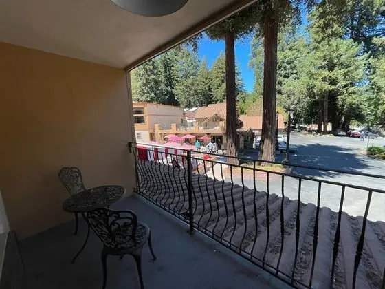 1 King Bed with Balcony