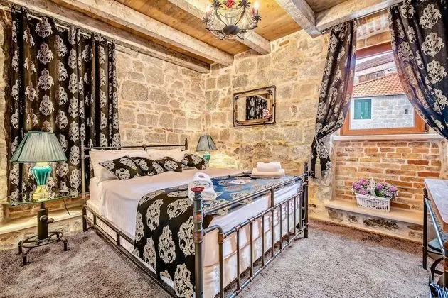 Classic Tek Büyük Yataklı Oda