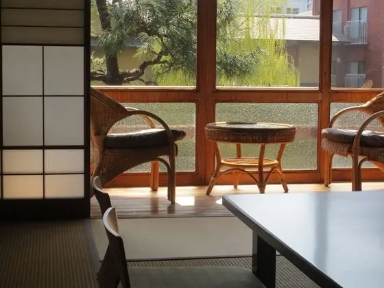 Bir Japon Şilteli, Nehir Manzaralı, Sigara İçilmeyen