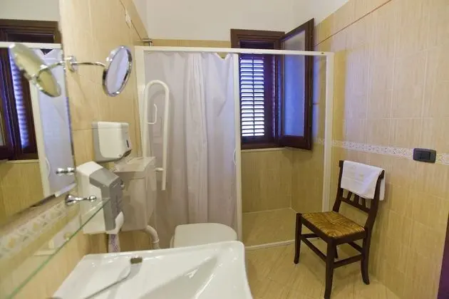 Büyük Yataklı Tek Kişilik Oda