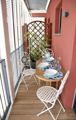 City Apart Daire (Red)