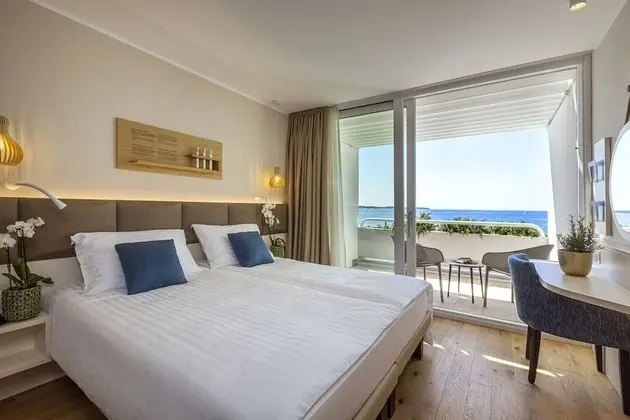 Superior double/twin room with sea view and balcony