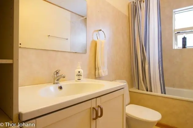 Tek Büyük veya İki Ayrı Yataklı Oda, Ortak Banyo