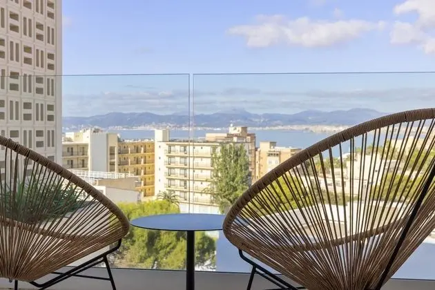 Tek Büyük Yataklı Oda, Balkon, Kısmi Deniz Manzaralı