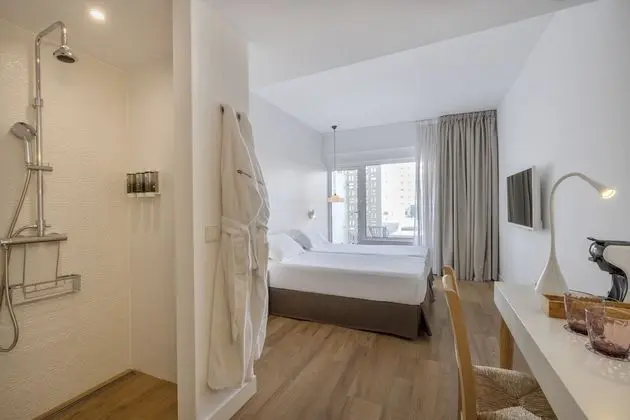 Premium Tek Büyük Yataklı Oda, Teras, Havuz Manzaralı