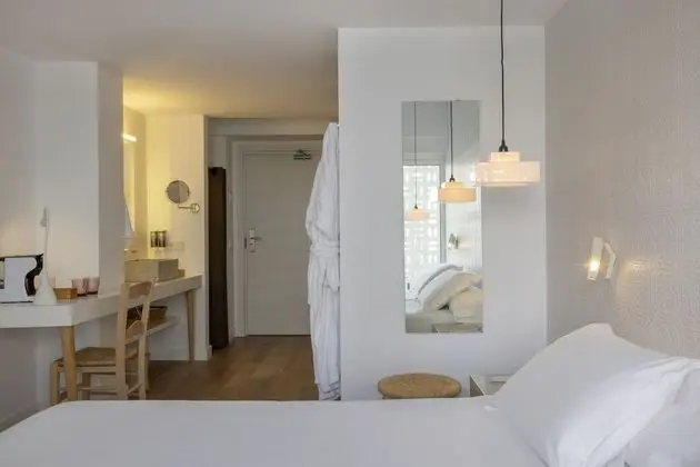 Premium Tek Büyük Yataklı Oda, Teras, Havuz Manzaralı