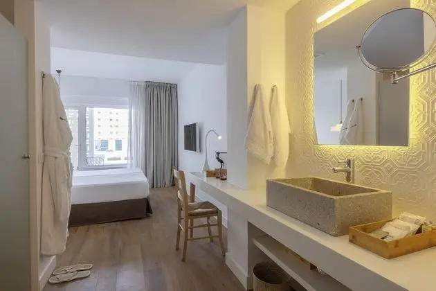 Premium Tek Büyük Yataklı Oda, Teras, Havuz Manzaralı