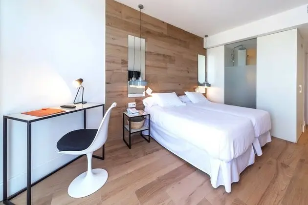 Büyük Yataklı Tek Kişilik Oda, Balkon, Kısmi Deniz Manzaralı