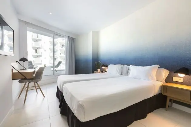 Büyük Yataklı Tek Kişilik Oda, Balkon, Kısmi Deniz Manzaralı