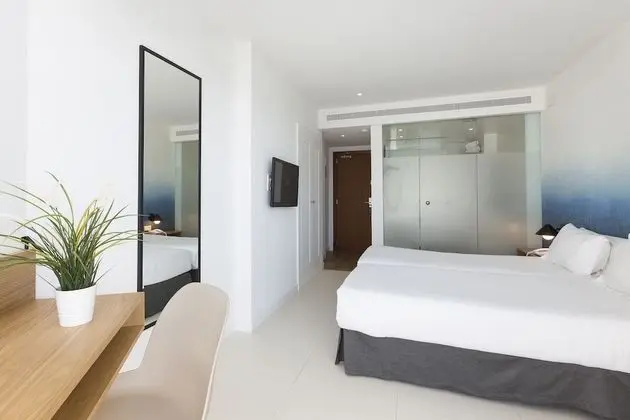 Büyük Yataklı Tek Kişilik Oda, Balkon, Kısmi Deniz Manzaralı