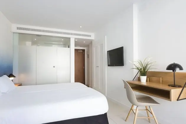 Büyük Yataklı Tek Kişilik Oda, Balkon, Kısmi Deniz Manzaralı