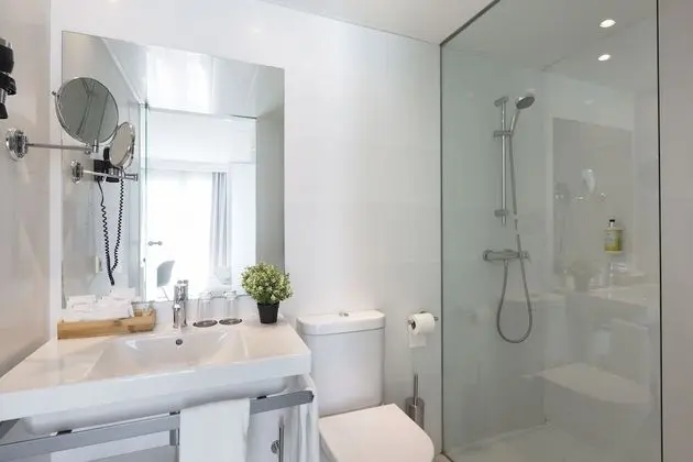 Büyük Yataklı Tek Kişilik Oda, Balkon, Kısmi Deniz Manzaralı