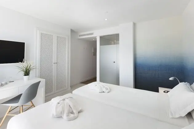 Premium Tek Büyük Yataklı Oda, Balkon, Kısmi Deniz Manzaralı