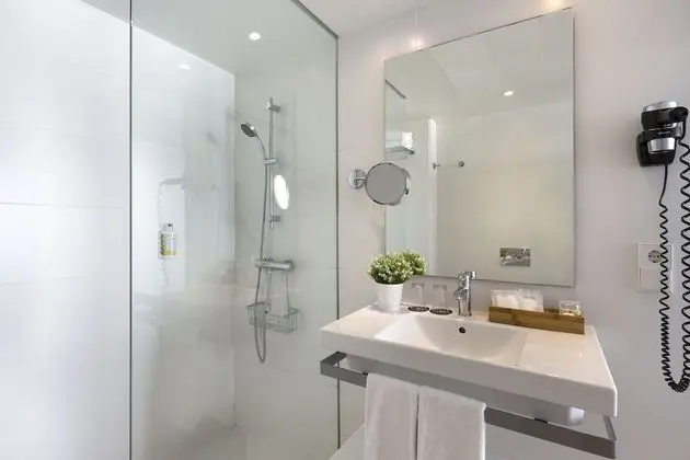 Premium Tek Büyük Yataklı Oda, Balkon, Kısmi Deniz Manzaralı