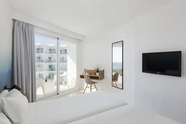 Tek Büyük Yataklı Oda, Balkon, Kısmi Deniz Manzaralı