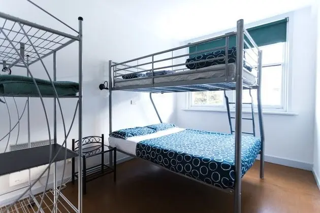 İki Ayrı Yataklı Oda, Ortak Banyo